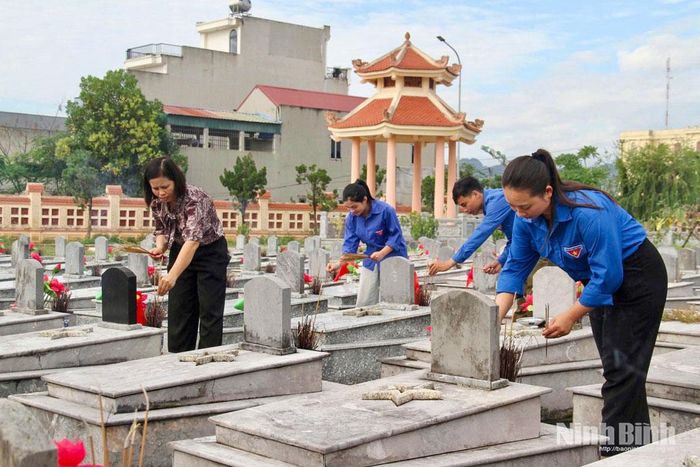 Các đại biểu dâng hương tưởng niệm tại Nghĩa trang liệt sĩ Văn Phong.