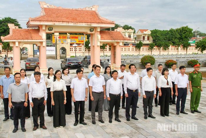 Các đại biểu dâng hương tưởng niệm tại Nghĩa trang liệt sĩ Văn Phong.