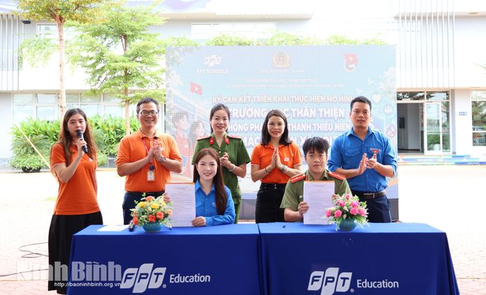 Đại diện hai tổ chức Đoàn Thanh niên Công an phường Hà Nam và FPT School Hà Nam ký cam kết phối hợp xây dựng môi trường học đường an toàn, lành mạnh.