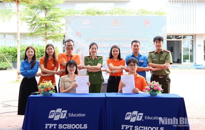 Đại diện phụ huynh và học sinh Trường FPT Hà Nam ký cam kết chấp hành pháp luật, xây dựng môi trường học đường an toàn, lành mạnh.