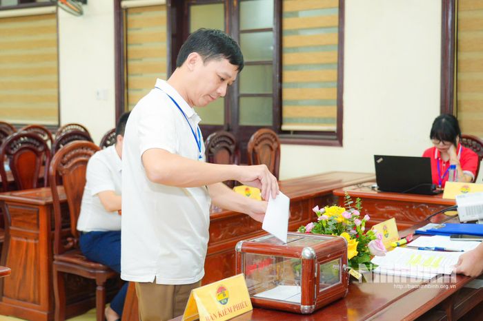 Các đơn vị thực hiện bỏ phiếu đấu giá.