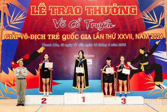 Vận động viên Trần Thanh Thùy nhận Huy chương Vàng hạng cân 57kg nữ, nhóm tuổi 16-17.