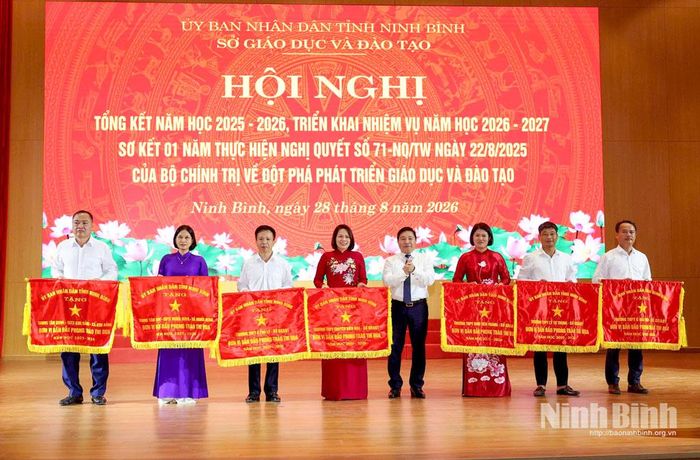 Thừa ủy quyền, đồng chí Nguyễn Tiến Dũng, Tỉnh ủy viên, Giám đốc Sở Giáo dục và Đào tạo trao Cờ thi đua xuất sắc của UBND tỉnh cho các tập thể.