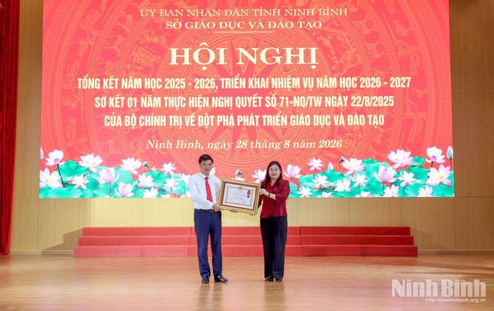 Thừa ủy quyền, đồng chí Phó Chủ tịch UBND tỉnh Hà Lan Anh trao Huân chương Lao động hạng Nhất của Chủ tịch nước cho tập thể Trường THPT Nam Lý, xã Nam Lý.