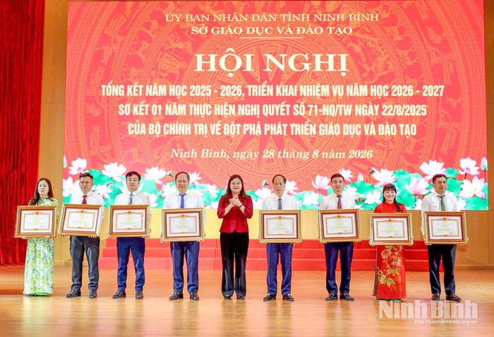 Thừa ủy quyền, đồng chí Phó Chủ tịch UBND tỉnh Hà Lan Anh trao Bằng khen của Thủ tướng Chính phủ cho các cá nhân có thành tích xuất sắc.