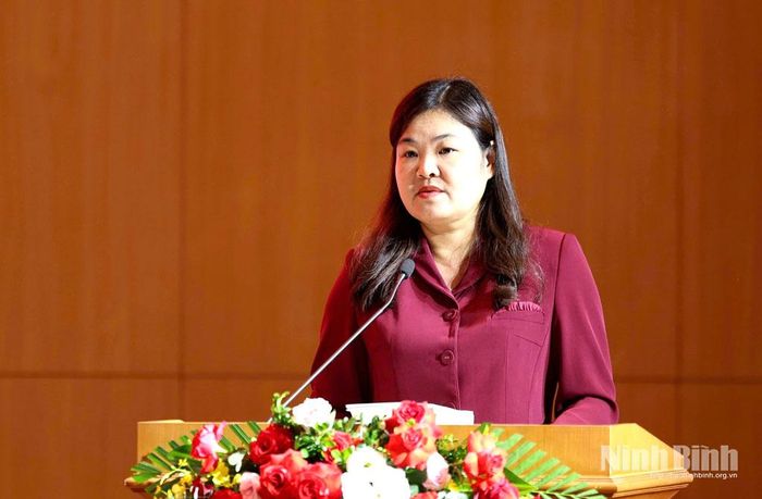 Đồng chí Hà Lan Anh, Tỉnh ủy viên, Phó Chủ tịch UBND tỉnh phát biểu chỉ đạo hội nghị.