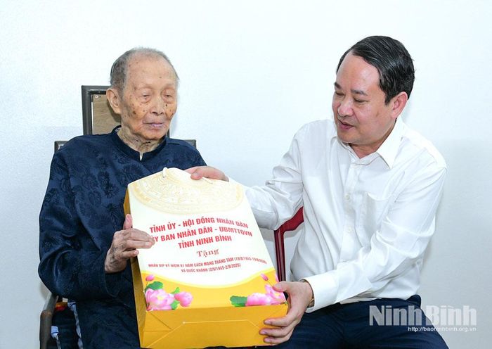 Đồng chí Mai Văn Tuất, Phó Bí thư Tỉnh ủy, Trưởng Đoàn ĐBQH tỉnh tặng quà cụ Đinh Bá Tải, cán bộ Lão thành cách mạng ở thôn Tiến Yết, xã Gia Viễn.