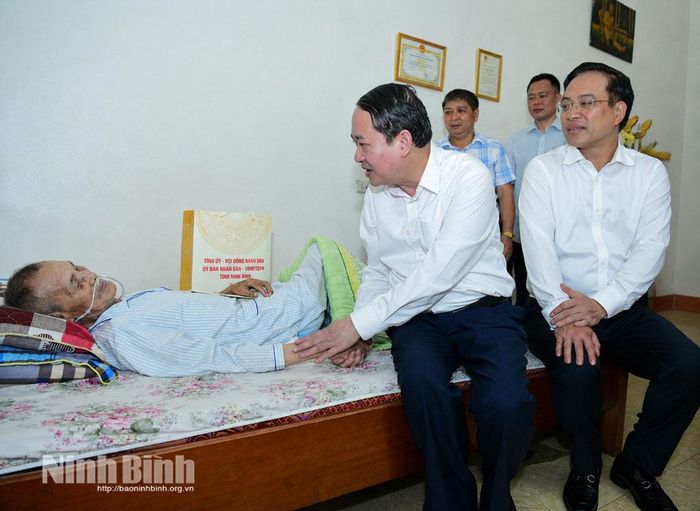 Đồng chí Mai Văn Tuất, Phó Bí thư Tỉnh ủy, Trưởng Đoàn ĐBQH tỉnh thăm, tặng quà cụ Đoàn Minh Tân, cán bộ Lão thành cách mạng ở thôn Thôn Bích Sơn, xã Gia Vân.