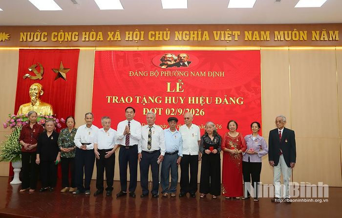 Lãnh đạo phường Nam Định trao Huy hiệu 60 năm tuổi Đảng cho các đảng viên. Ảnh: Trần Hồng Minh