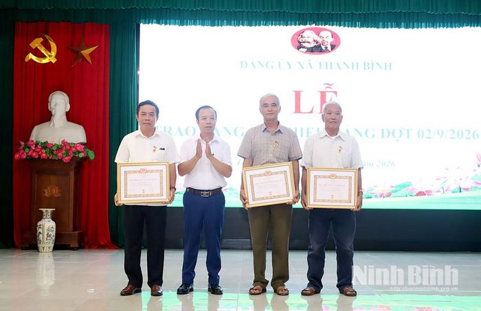 Lãnh đạo Đảng ủy xã trao tặng Huy hiệu 30 - 45 năm tuổi Đảng cho các đảng viên. Ảnh: Lê Dũng