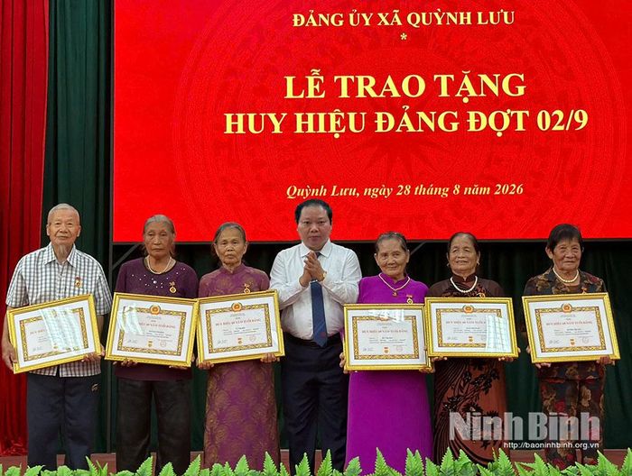 Đồng chí Vũ Hồng Hiên, Ủy viên Ban Thường vụ Tỉnh ủy, Chủ nhiệm Ủy ban Kiểm tra Tỉnh ủy trao Huy hiệu 60 năm tuổi Đảng cho các đảng viên. Ảnh: Hồng Nhung