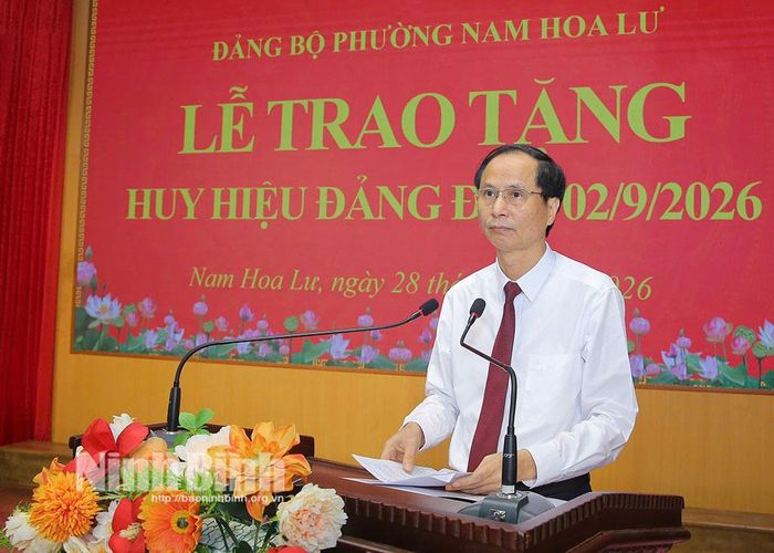 Đồng chí Bùi Thiện Thi, Tỉnh ủy viên, Bí thư Đảng ủy, Chủ tịch HĐND phường Nam Hoa Lư phát biểu tại Lễ trao tặng. Ảnh: Anh Tuấn
