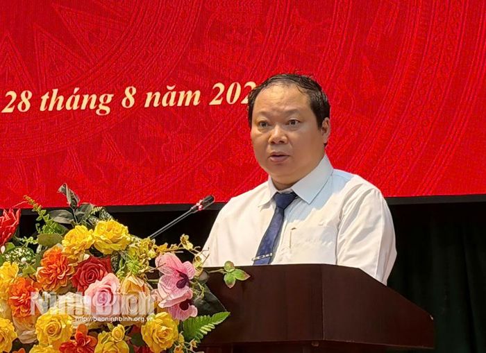Đồng chí Vũ Hồng Hiên, Ủy viên Ban Thường vụ Tỉnh ủy, Chủ nhiệm Ủy ban Kiểm tra Tỉnh ủy phát biểu tại Lễ trao tặng. Ảnh: Hồng Nhung