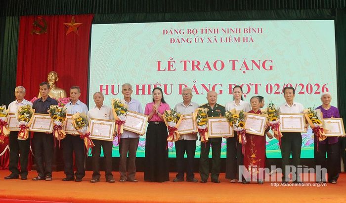 Lãnh đạo xã Liêm Hà trao Huy hiệu 60 năm, 55 năm và 50 năm tuổi Đảng cho các đảng viên. Ảnh: Tiến Đoàn