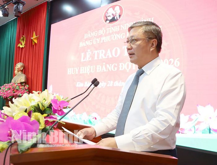 Đồng chí Đinh Việt Dũng, Ủy viên Ban Thường vụ Tỉnh ủy, Trưởng Ban Tổ chức Tỉnh ủy phát biểu tại Lễ trao tặng. Ảnh: Nguyễn Oanh