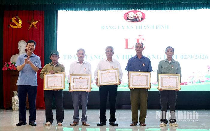 Lãnh đạo Đảng ủy xã Thanh Bình trao tặng Huy hiệu 50 - 55 năm tuổi Đảng cho các đảng viên. Ảnh: Lê Dũng