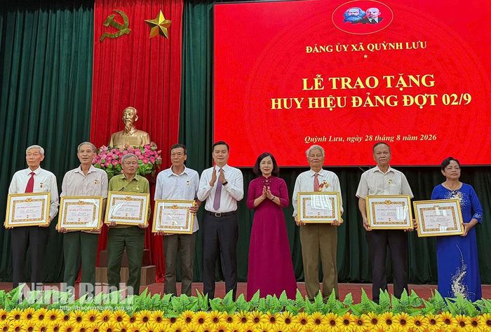 Đồng chí Hoàng Thị Hoài Phương, Tỉnh ủy viên, Phó Giám đốc Báo và phát thanh, truyền hình Ninh Bình và lãnh đạo xã Quỳnh Lưu trao Huy hiệu 45 năm tuổi Đảng cho các đảng viên. Ảnh: Hồng Nhung
