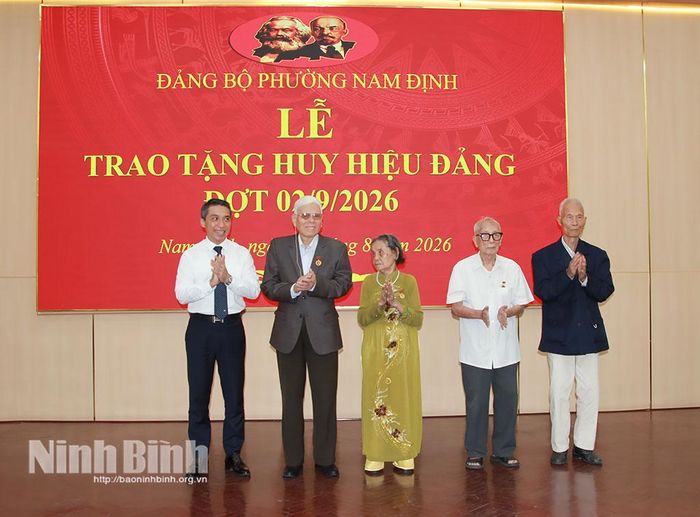 Lãnh đạo phường Nam Định trao Huy hiệu 65 năm tuổi Đảng cho các đảng viên. Ảnh: Trần Hồng Minh