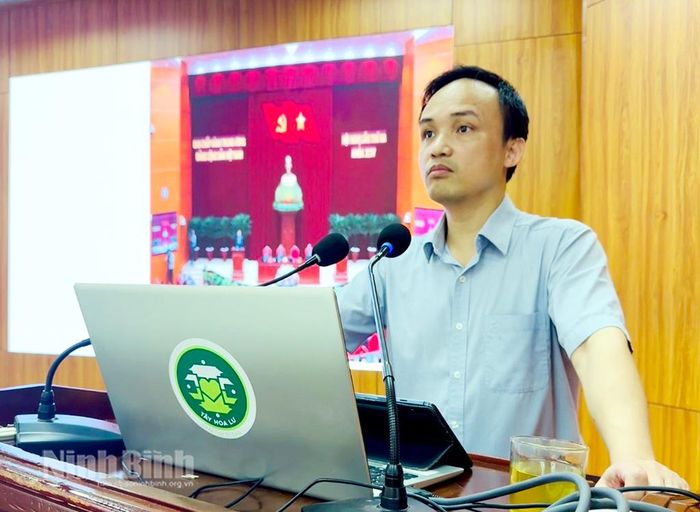 Đồng chí Cao Trường Sơn, Tỉnh uỷ viên, Bí thư Đảng uỷ, Chủ tịch HĐND phường quán triệt các văn bản tại hội nghị. Ảnh: Lan Anh