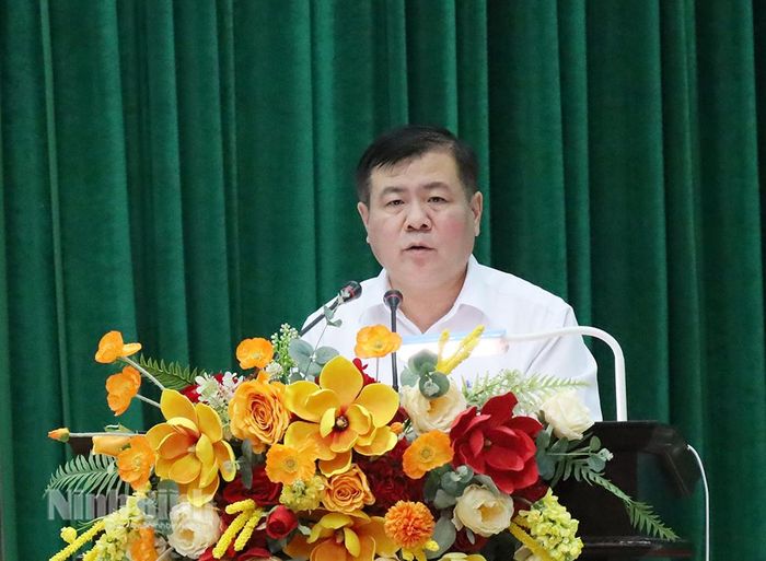 Đồng chí Hoàng Văn Long, Bí thư Đảng ủy, Chủ tịch HĐND phường quán triệt Nghị quyết tại hội nghị. Ảnh: Phạm Hiền