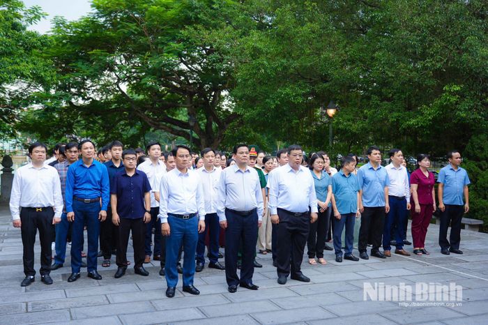 Đoàn đại biểu phường Hoa Lư dâng hoa, dâng hương tại Đài tưởng niệm các Anh hùng liệt sĩ của phường.