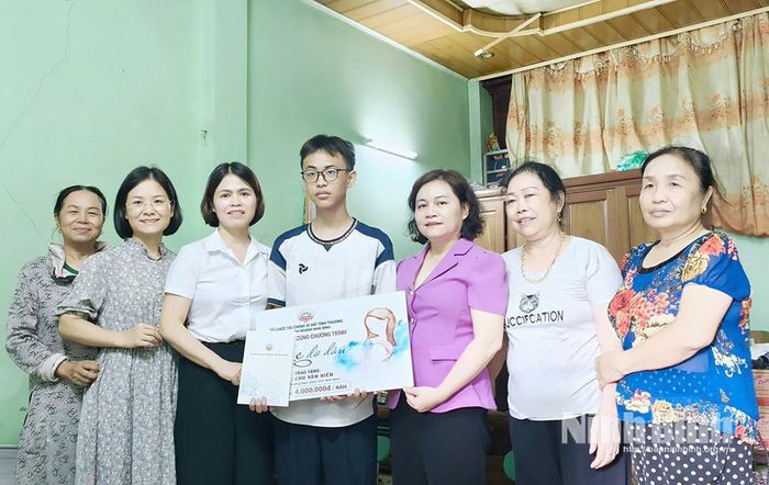 Lãnh đạo Hội đồng thành viên TYM cùng đoàn công tác trao hỗ trợ học sinh có hoàn cảnh khó khăn trong chương trình “Mẹ đỡ đầu”.
