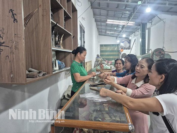TYM - Chi nhánh Nam Định tổ chức tham quan cơ sở sản xuất sừng Nguyễn Minh Chí, thôn Đô Hai, xã Bình Sơn.