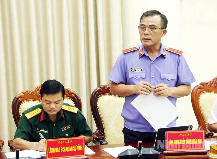 Đại diện lãnh đạo Viện Kiểm sát nhân dân tỉnh phát biểu tại hội nghị.