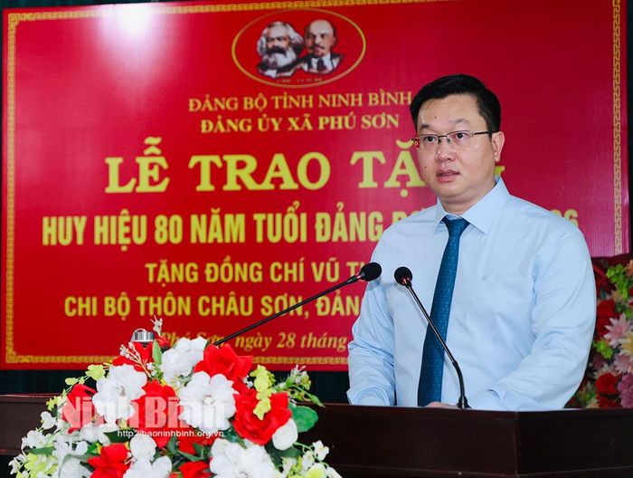 Đồng chí Trần Đăng Quỳnh, Ủy viên dự khuyết Trung ương Đảng, Phó Bí thư Thường trực Tỉnh ủy phát biểu tại xã Phú Sơn.