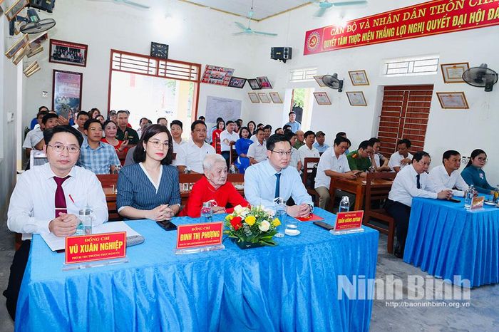 Đồng chí Phó Bí thư Thường trực Tỉnh ủy Trần Đăng Quỳnh và các đại biểu dự Lễ trao tặng tại xã Phú Sơn.