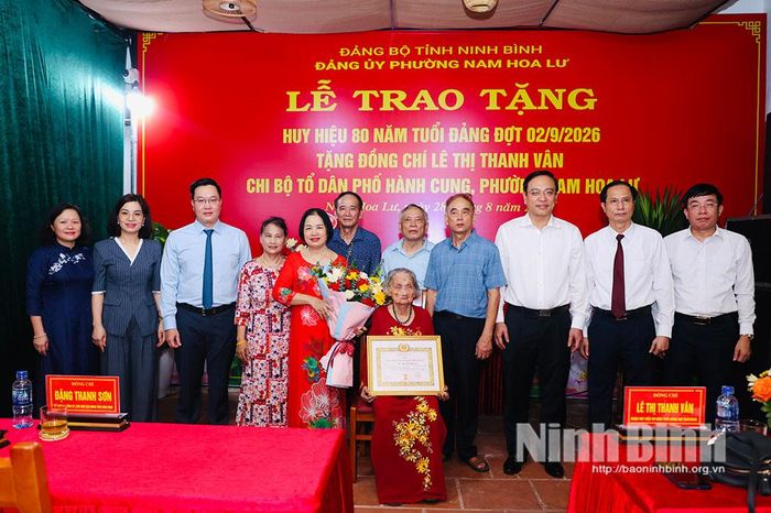 Đồng chí Trần Đăng Quỳnh, Ủy viên dự khuyết Trung ương Đảng, Phó Bí thư Thường trực Tỉnh ủy cùng các đại biểu chụp ảnh lưu niệm.