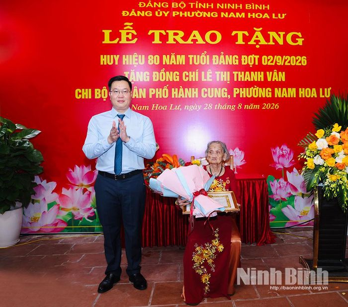 Đồng chí Trần Đăng Quỳnh, Ủy viên dự khuyết Trung ương Đảng, Phó Bí thư Thường trực Tỉnh ủy trao tặng Huy hiệu 80 năm tuổi Đảng cho đồng chí Lê Thị Thanh Vân, đảng viên Chi bộ tổ dân phố Hành Cung, Đảng bộ phường Nam Hoa Lư.