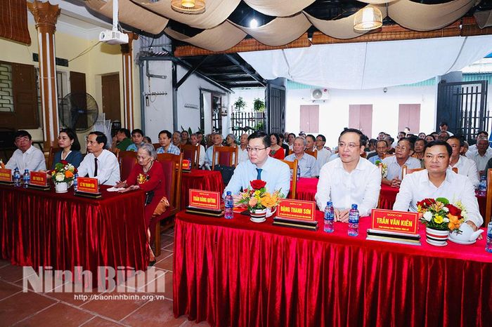 Đồng chí Phó Bí thư Thường trực Tỉnh ủy Trần Đăng Quỳnh và các đại biểu dự Lễ trao tặng tại phường Nam Hoa Lư.
