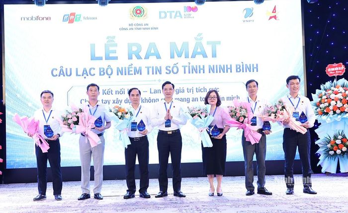 Đại tá Mai Đại Trưng, Phó Giám đốc Công an tỉnh tặng kỷ niệm chương và hoa cho các thành viên Câu lạc bộ.