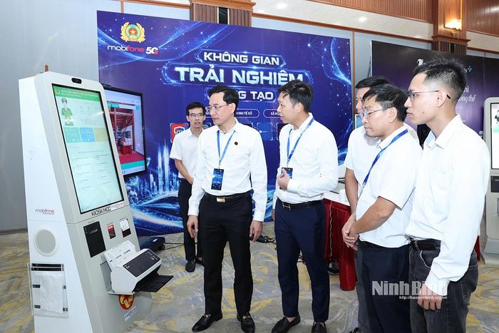 Các thành viên Câu lạc bộ tham quan không gian trải nghiệm tại buổi lễ.