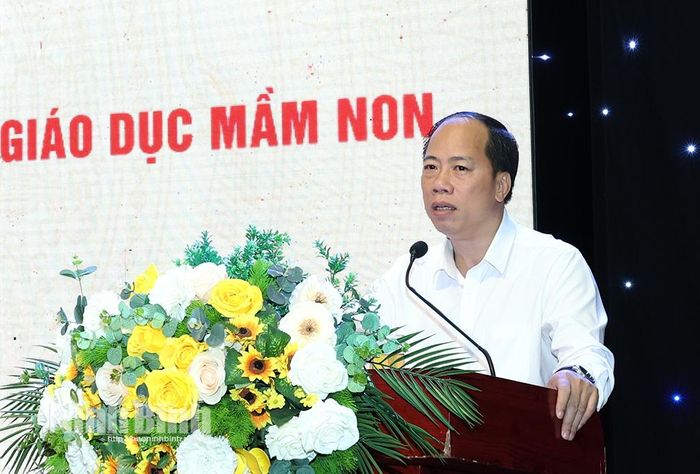 Đồng chí Đinh Quốc Trường, Phó Giám đốc Sở Giáo dục và Đào tạo phát biểu tại hội nghị.