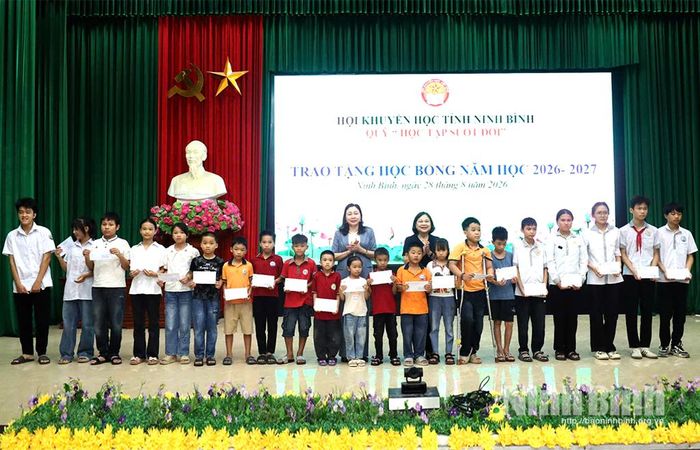 Đồng chí Đinh Thị Lụa, Phó Bí thư Tỉnh ủy, Chủ tịch Ủy ban MTTQ Việt Nam tỉnh và lãnh đạo Hội Khuyến học tỉnh trao học bổng cho các em học sinh tại chương trình.