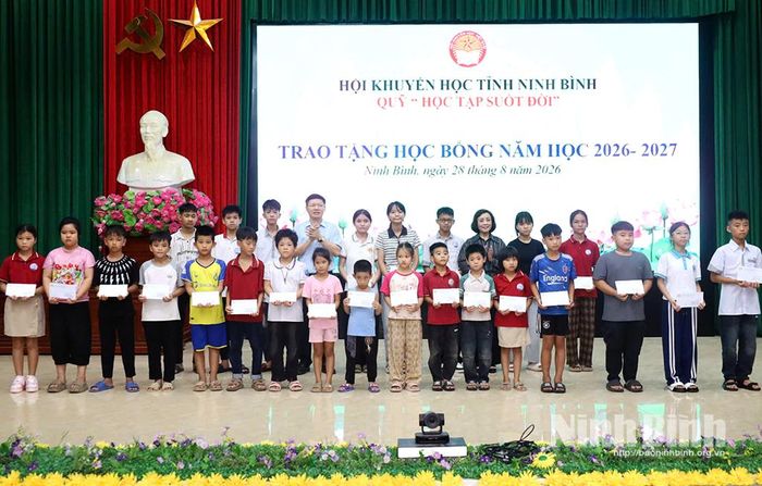Lãnh đạo phường Lý Thường Kiệt và nhà tài trợ trao học bổng cho các em học sinh tại chương trình.
