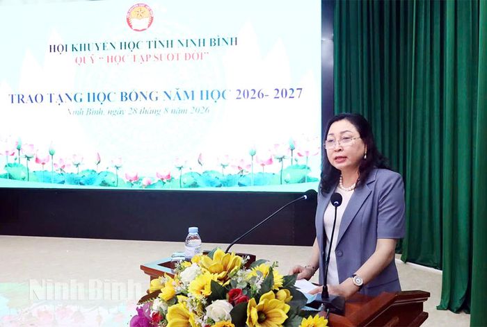 Đồng chí Đinh Thị Lụa, Phó Bí thư Tỉnh ủy, Chủ tịch Ủy ban MTTQ Việt Nam tỉnh phát biểu tại chương trình.