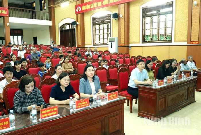 Các đại biểu dự chương trình.