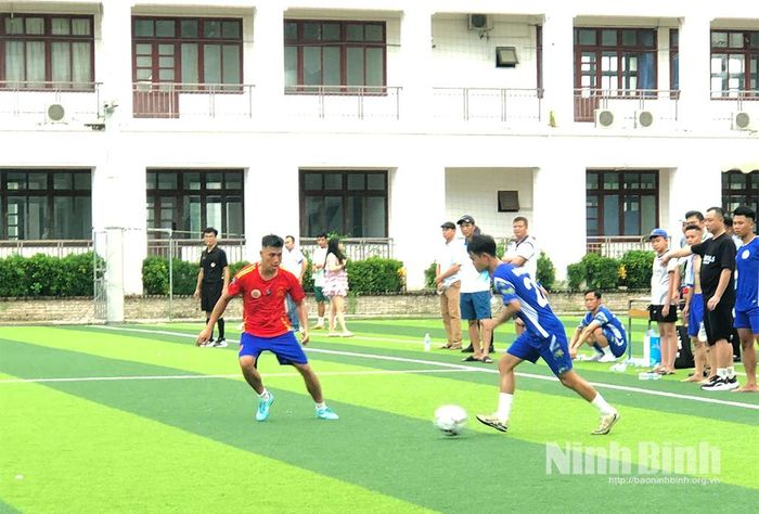 Một pha tranh chấp bóng của cầu thủ hai đội Công an tỉnh và xã Nam Minh.