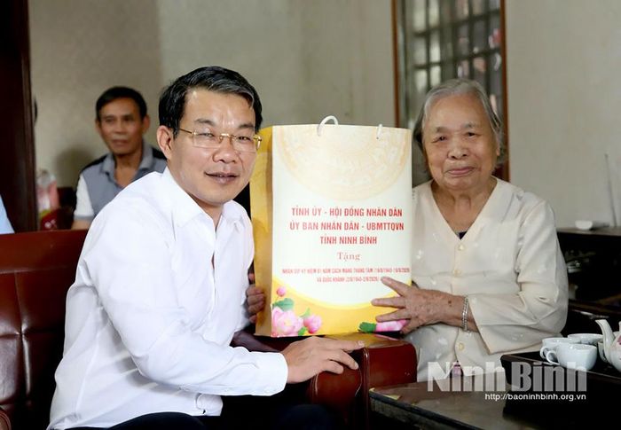 Đồng chí Phó Chủ tịch Thường trực Uỷ ban MTTQ Việt Nam tỉnh Nguyễn Hoàng Hà thăm hỏi, tặng quà bà Nguyễn Thị Tánh ở tổ 10 (phường Trung Sơn).