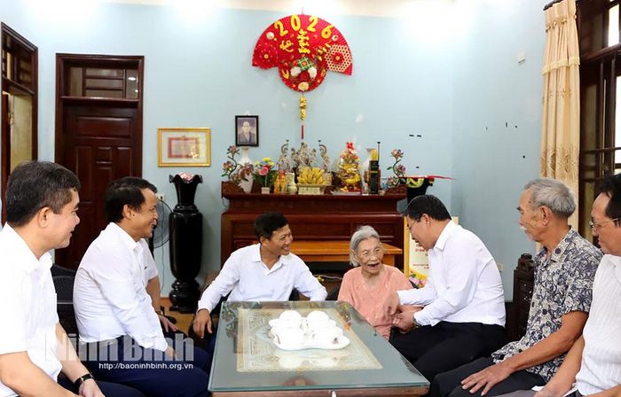Đồng chí Phó Chủ tịch Thường trực Uỷ ban MTTQ Việt Nam tỉnh Nguyễn Hoàng Hà cùng Đoàn đến thăm, tặng quà bà Nguyễn Thị Lánh (103 tuổi), ở tổ 9, phường Trung Sơn.