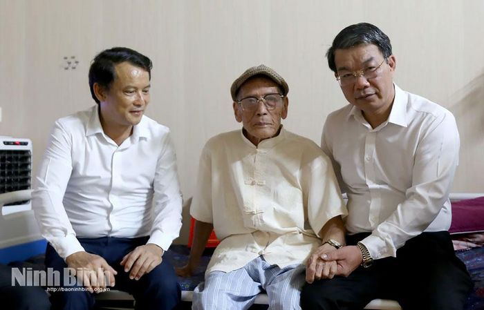 Đồng chí Phó Chủ tịch Thường trực Uỷ ban MTTQ Việt Nam tỉnh Nguyễn Hoàng Hà cùng lãnh đạo phường Trung Sơn thăm hỏi, tặng quà ông Lương Đắc Bằng.