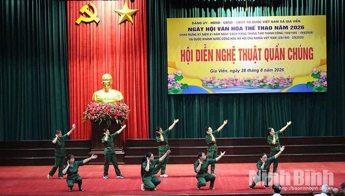 Hội diễn thu hút đông đảo quần chúng ở nhiều lứa tuổi tham gia.