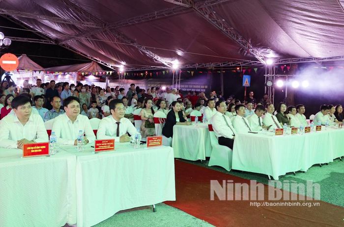 Các đồng chí lãnh đạo tỉnh và các đại biểu dự khai mạc.