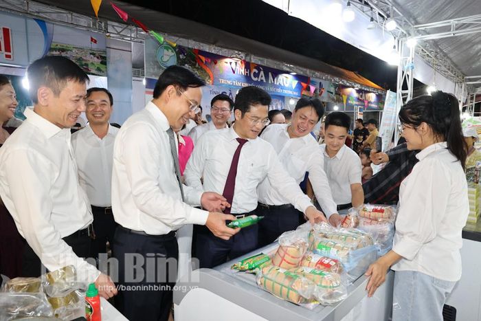 Các đồng chí lãnh đạo tỉnh và đại biểu tham quan gian hàng.