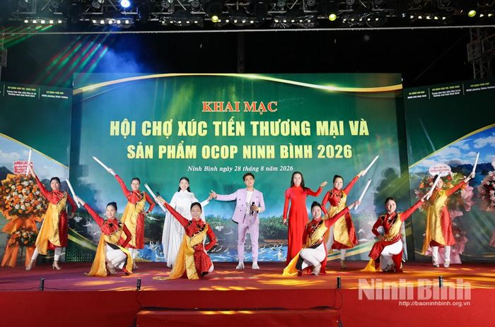 Tiết mục văn nghệ tại lễ khai mạc. Ảnh: Viết Dư