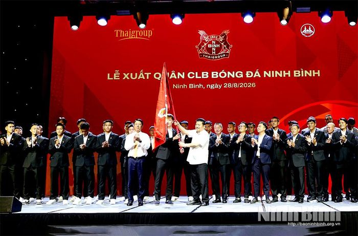 Lãnh đạo UBND tỉnh và Tập đoàn kinh tế Xuân Thành trao cờ, giao nhiệm vụ cho CLB bóng đá Ninh Bình.