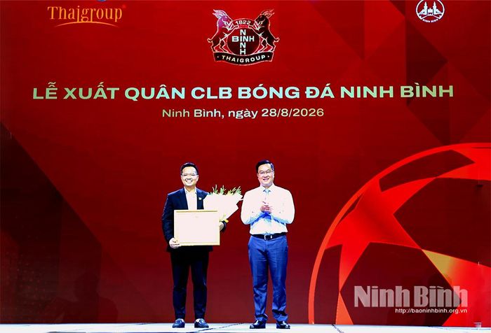 Đồng chí Trần Đăng Quỳnh, Ủy viên Dự khuyết Trung ương Đảng, Phó Bí thư Thường trực Tỉnh ủy khen thưởng tập thể CLB bóng đá Ninh Bình.